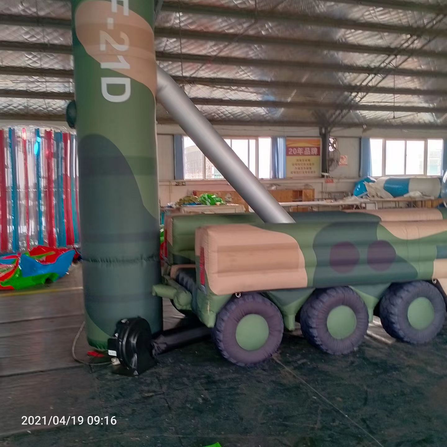 海门军事演习中的充气目标车辆：模拟发射车雷达车坦克飞机